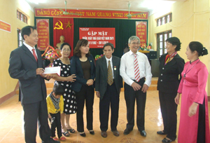 Hội Cựu giáo chức phường Hữu Nghị trao đổi nhiệm vụ công tác.